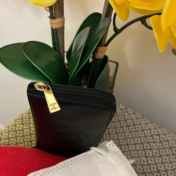 CHANEL AUTHENTIC PRE-LOVED and PRE-OWNED WALLET - Picture 8 of 11